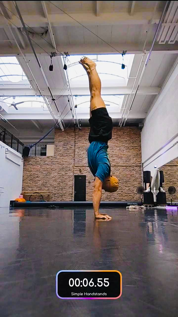 Simple Handstands app showing a real-time handstand alignment overlay and hold timer
